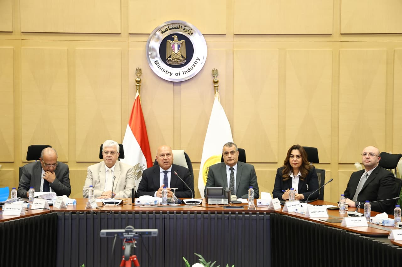 كامل الوزيري يترأس الاجتماع الـ36 للمجموعة الوزارية للتنمية الصناعية ويقر حزمة قرارات لدعم المناطق الصناعية وجذب الاستثمارات