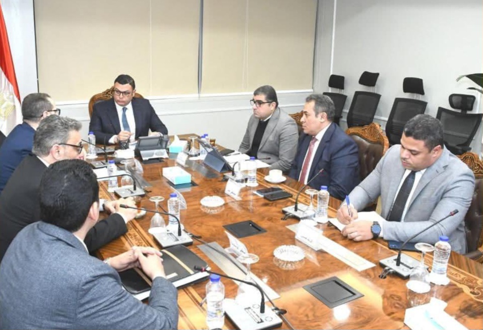 وزير الإسكان يتابع ملفات الهيئة العامة للتنمية السياحية