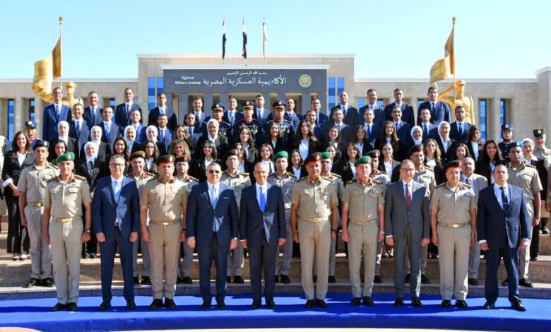الأكاديمية العسكرية تنظم مراسم تخريج الدورة التدريبية رقم (8) للدفعة (57) ملحقين دبلوماسيين