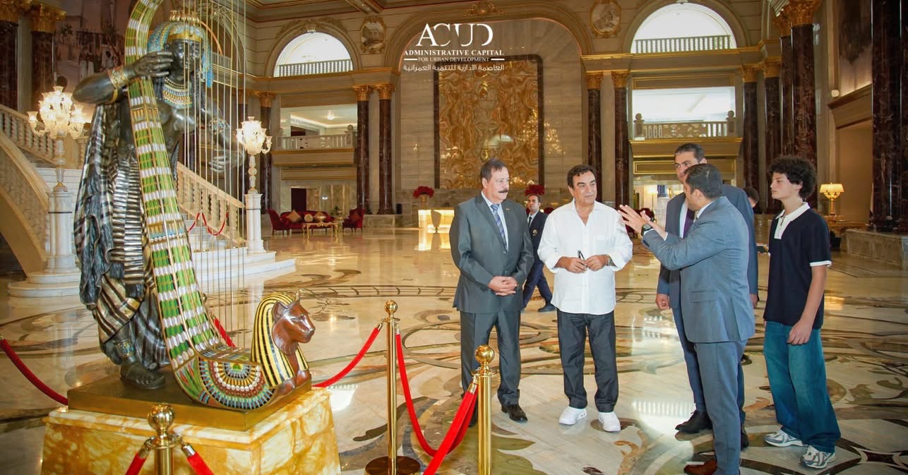جورج قرداحي في جولة بالعاصمة الإدارية يشيد بجهود الشركة المطورة ويزور أبرز معالم المدينة