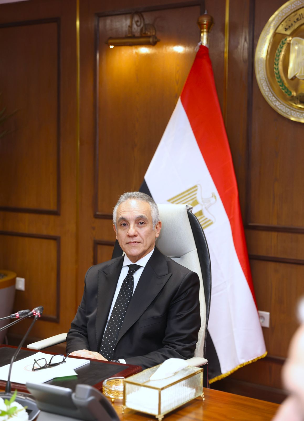 بعد أدائه اليمين الدستورية  وزير العدل يصل إلى مقر الوزارة ويباشر مهام عمله بالاجتماع مع مساعديه