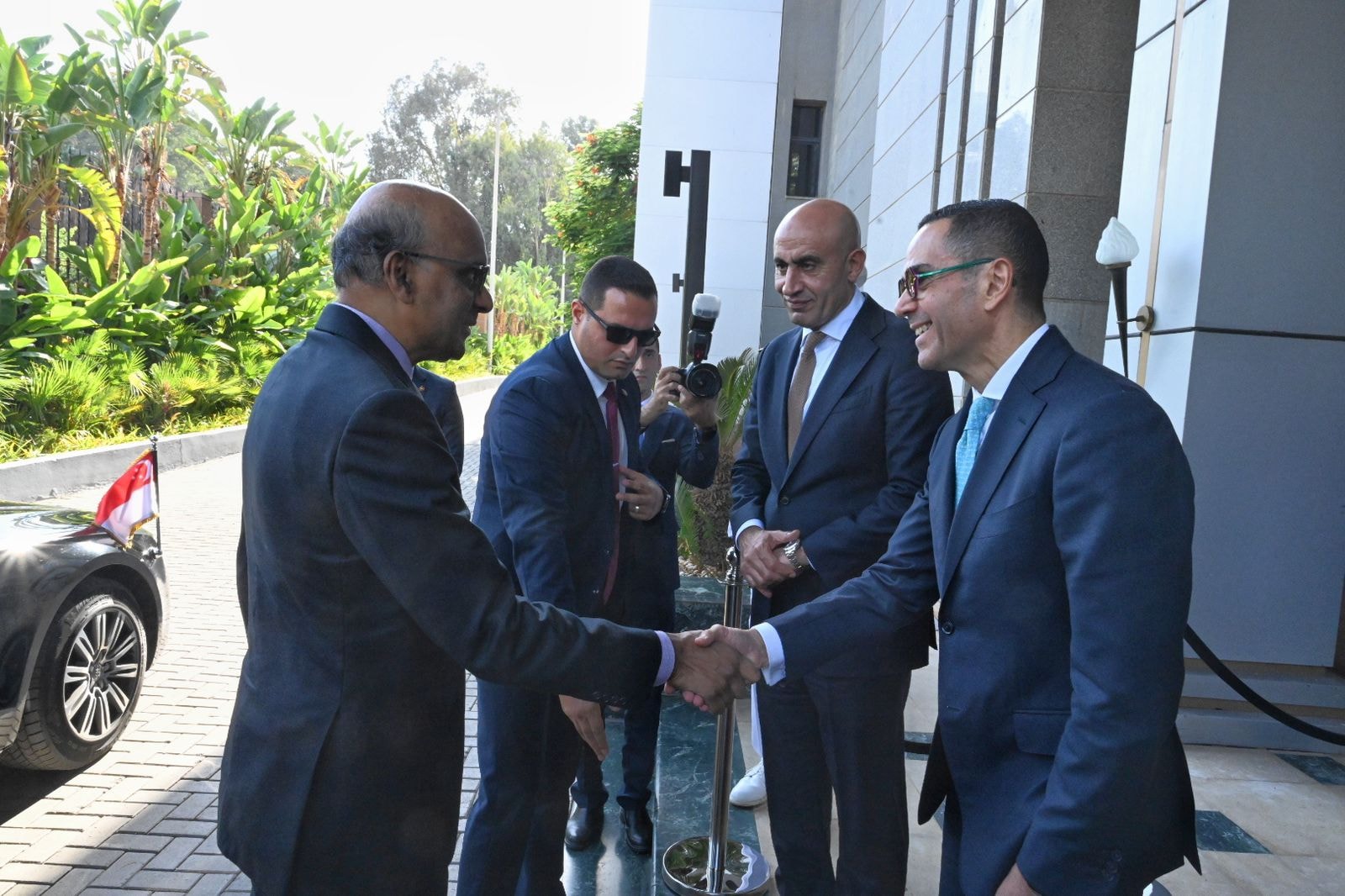 وزير الاستثمار والتجارة الخارجية يلتقي رئيس جمهورية سنغافورة