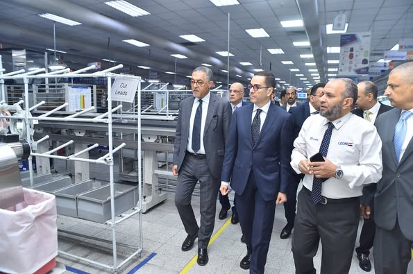 وزير الاستثمار يقوم بجولة تفقدية لعدد من الشركات بالمنطقة الحرة بمدينة نصر