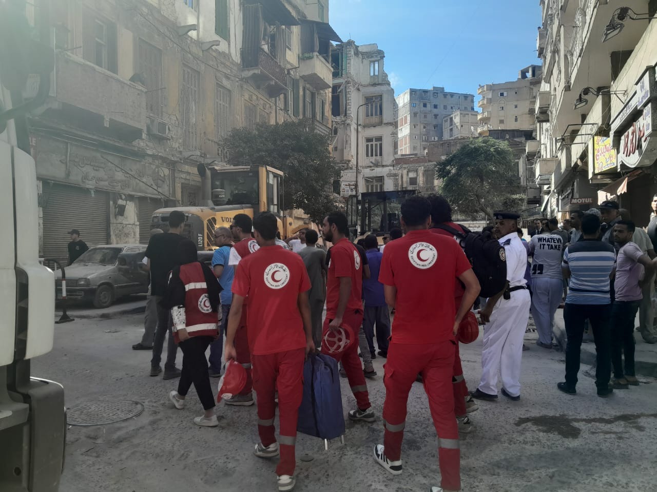 فرق الهلال الاحمر تتوجه لموقع انهيار عقار العطاريين بالإسكندرية