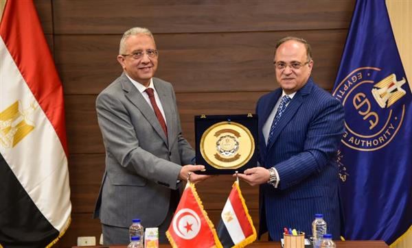 رئيس هيئة الدواء المصرية يعقد اجتماعاً مع وزير الصحة التونسي لتعزيز التكامل في القطاع الدوائي
