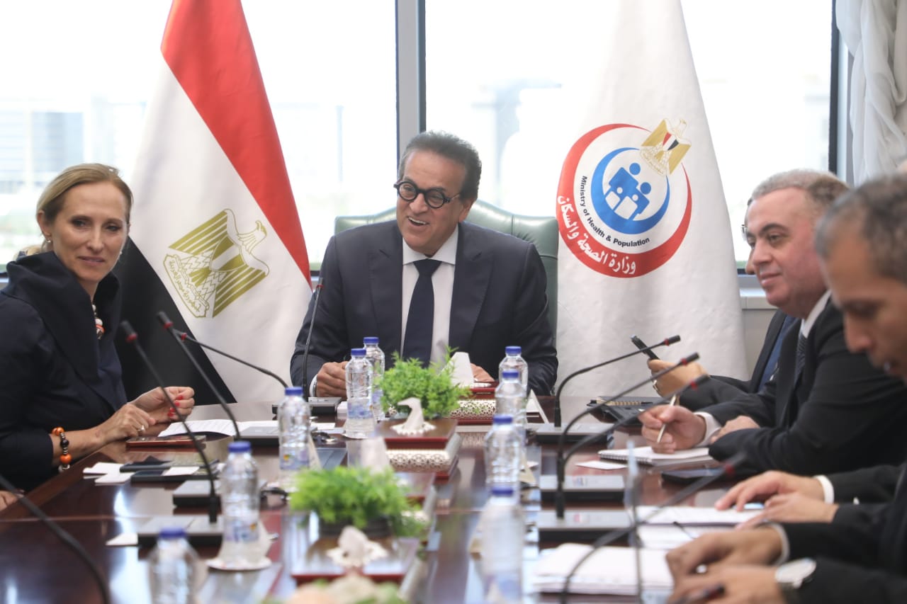 وزير الصحة يبحث مع «ميدترونيك»  منظومة تغيير الصمام الأورطي بالقسطرة (TAVI) وتعزيز المبادرات الصحية