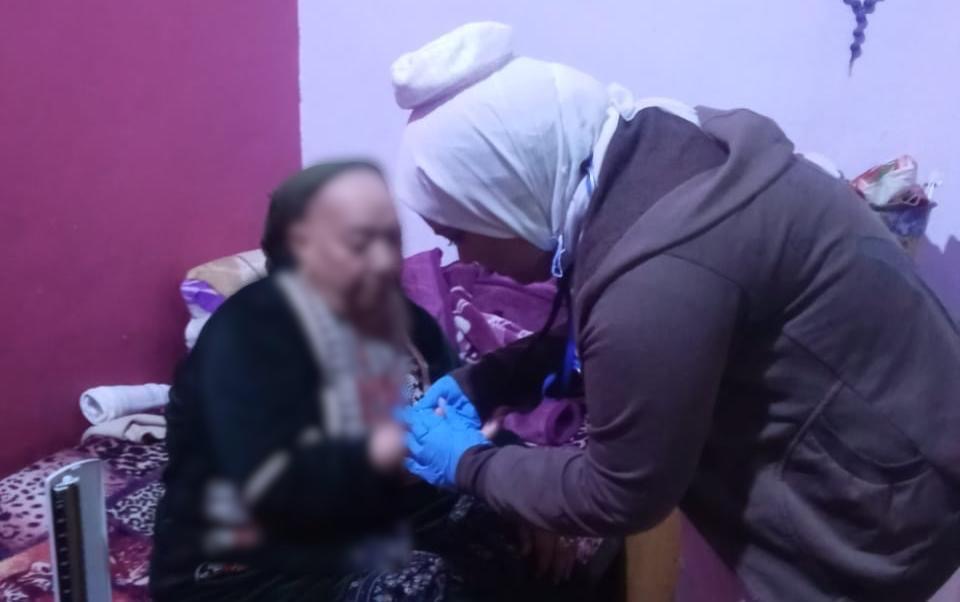 خدمات طبية داخل المنازل.. الرعاية الصحية توسع الزيارات المنزلية لكبار السن بالأقصر