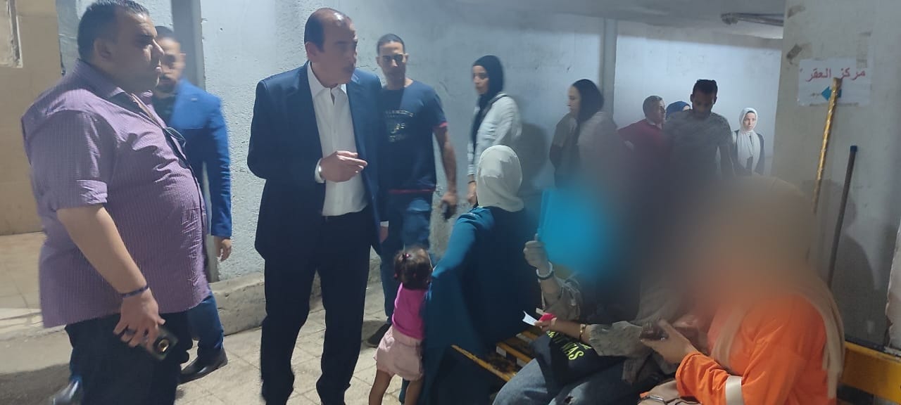 كارثة في مستشفى أم المصريين.. جولة مفاجئة تكشف الإهمال وتطيح بالإدارة