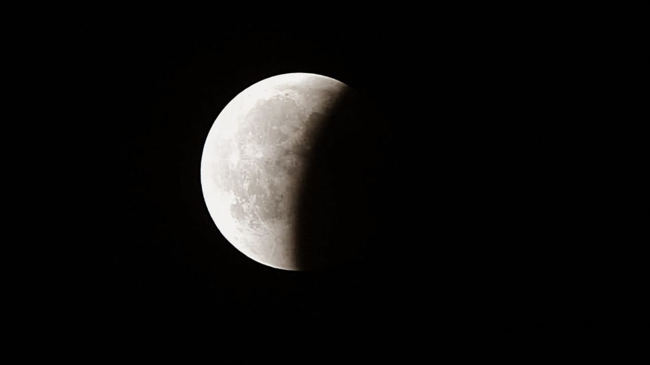 بعد قليل.. مصر على موعد مع الخسوف الكلي للقمر