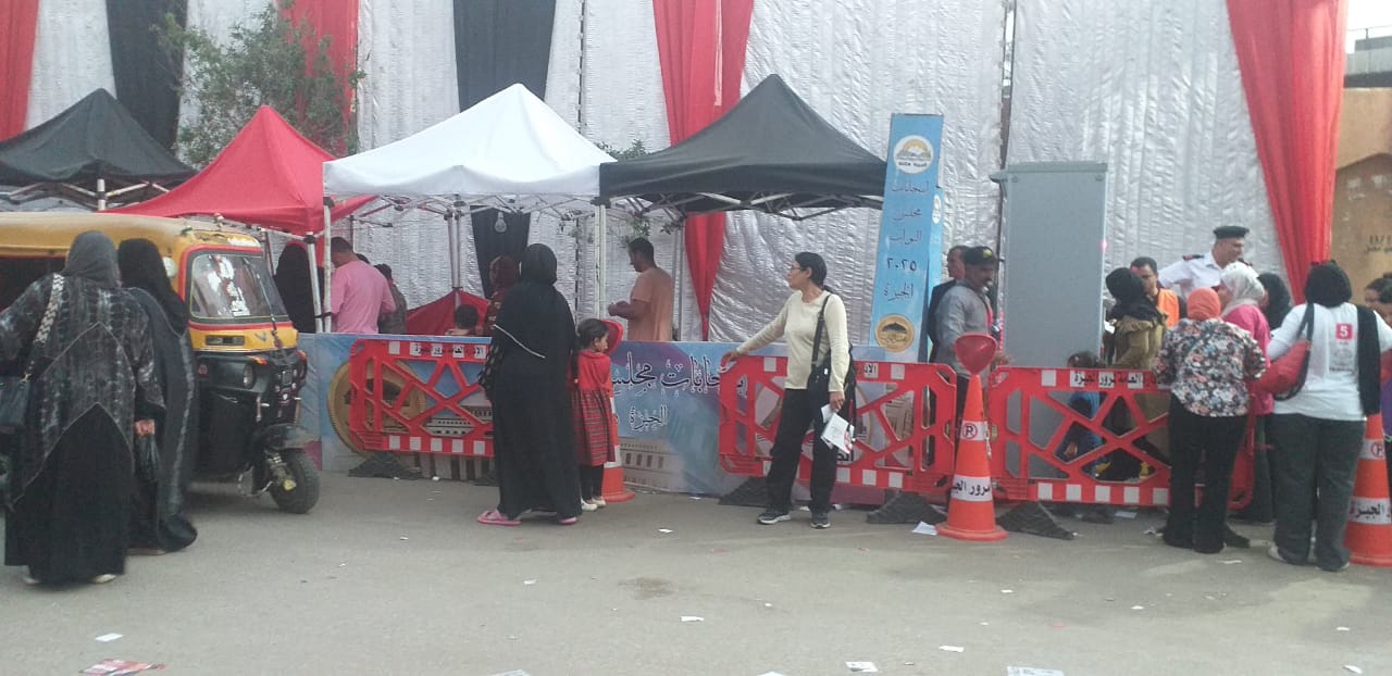توافد كبير للناخبين على لجان دائرة بولاق الدكرور لبدء التصويت في انتخابات مجلس النواب
