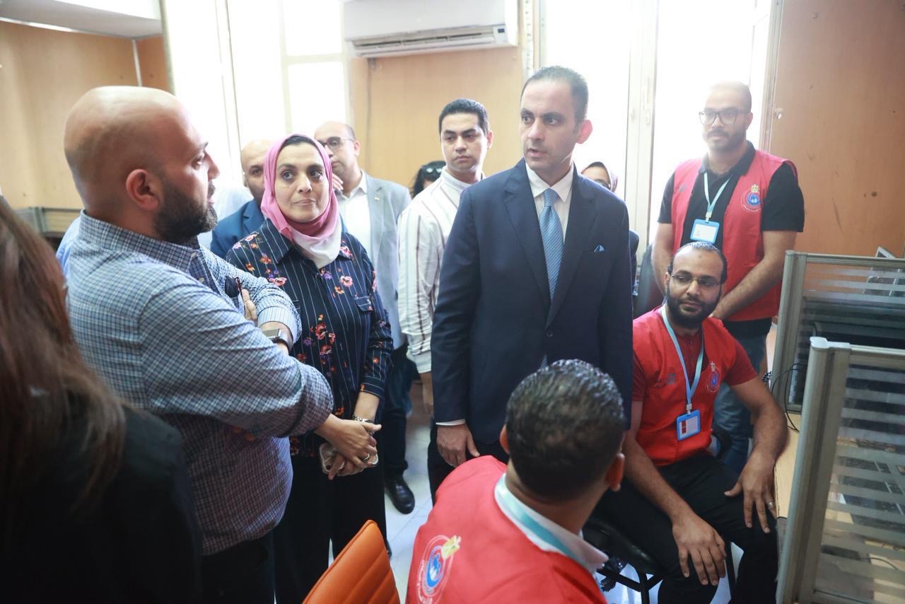 نائب وزير الصحة والسكان يتفقد غرفة الخط الساخن (137) بالإسكندرية ويوجه بتقديم خدمات متميزة للمواطنين
