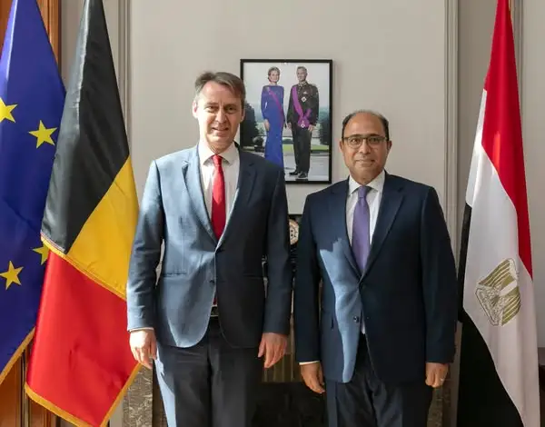 السفير المصري في بروكسل يلتقي رئيس مجلس الشيوخ البلجيكي لبحث سبل تعزيز العلاقات الثنائية