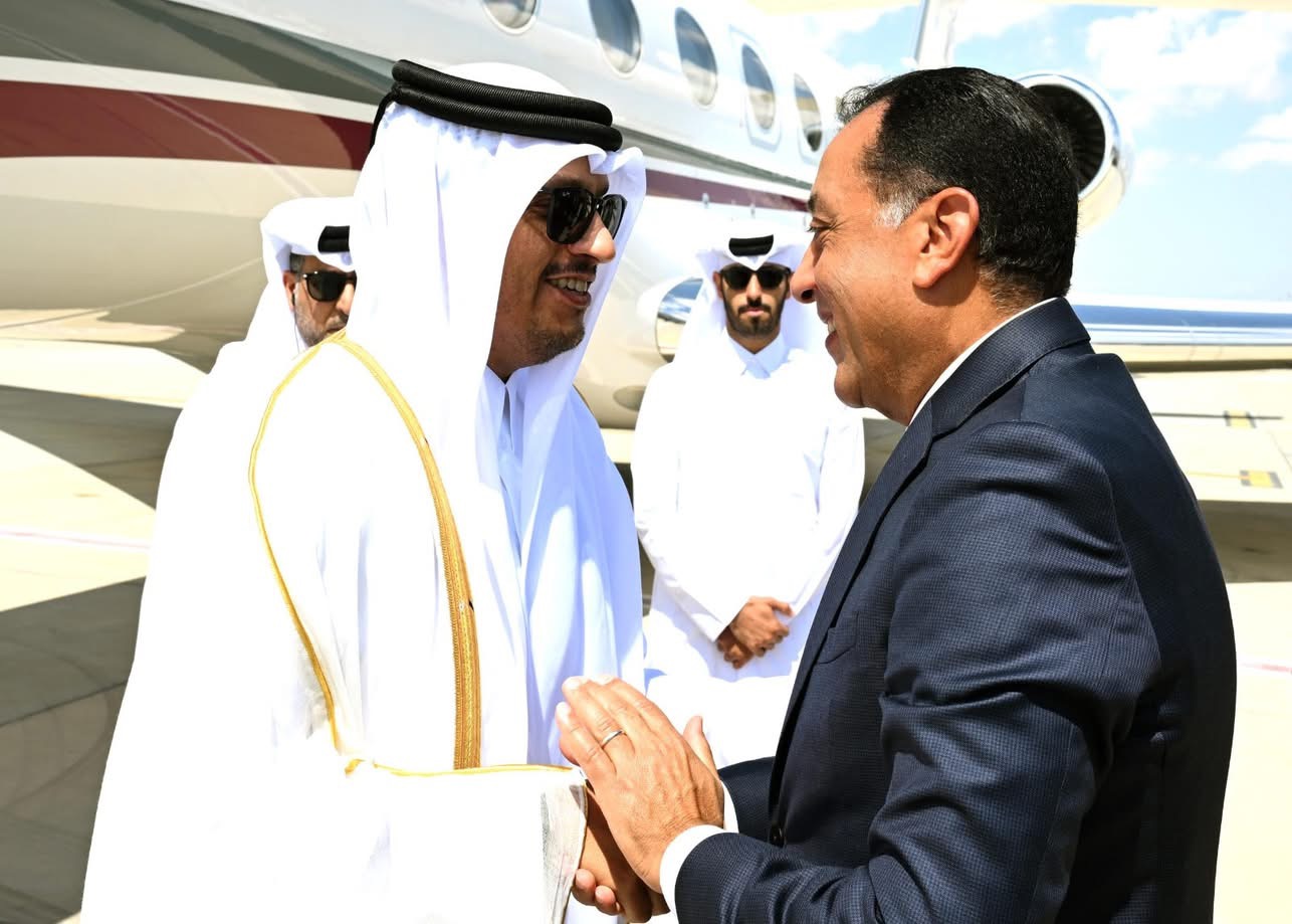 رئيس الوزراء يستقبل نظيره القطري  بمطار العلمين الدولي
