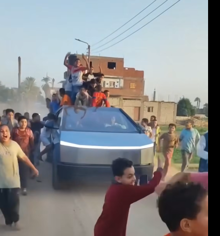 دعاية ولا فيلم خيال علمي؟ تسلا سايبرتراك تخترق شوارع سوهاج الانتخابية