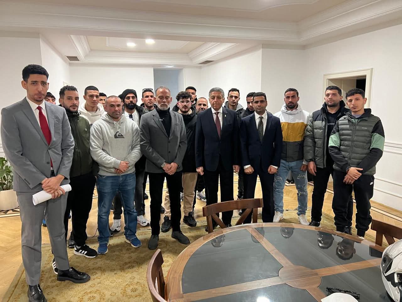 سفير مصر باليونان يستقبل اقارب  ضحايا مركب الهجرة غير الشرعية بمقر السفاره