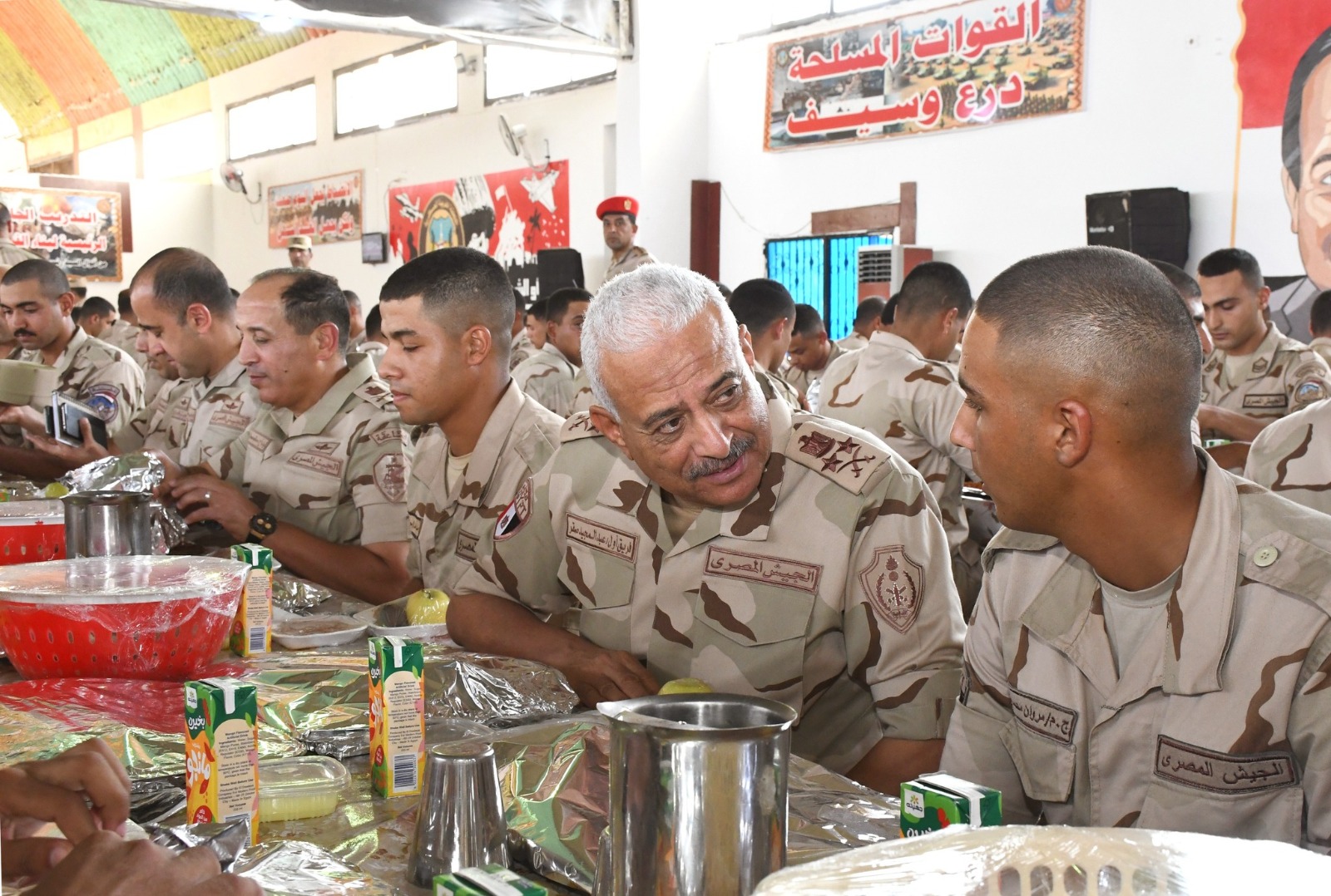 وزير الدفاع والإنتاج الحربى يلتقى بعدد من مقاتلى المنطقة الغربية العسكرية