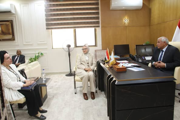 محافظ الوادي الجديد يبحث تنفيذ مبادرة "سكن كريم "بقرى حياة كريمة بالفرافرة