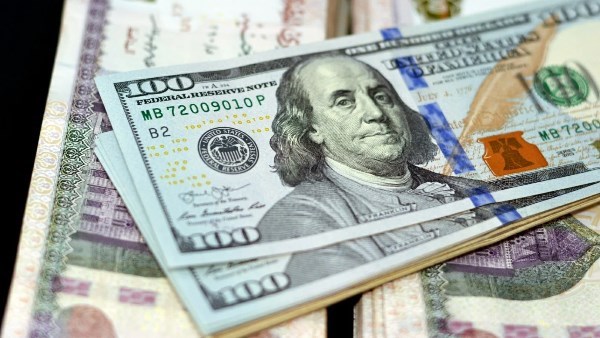 تراجع الدولار أمام الجنية.. وبرلماني: أتوقع استمرار هبوطه