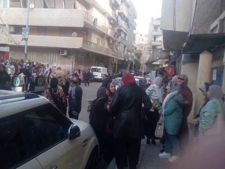في طوابير طويلة.. الناخبون ينتظرون للإدلاء بأصواتهم أمام اللجان الانتخابية بالبحيرة
