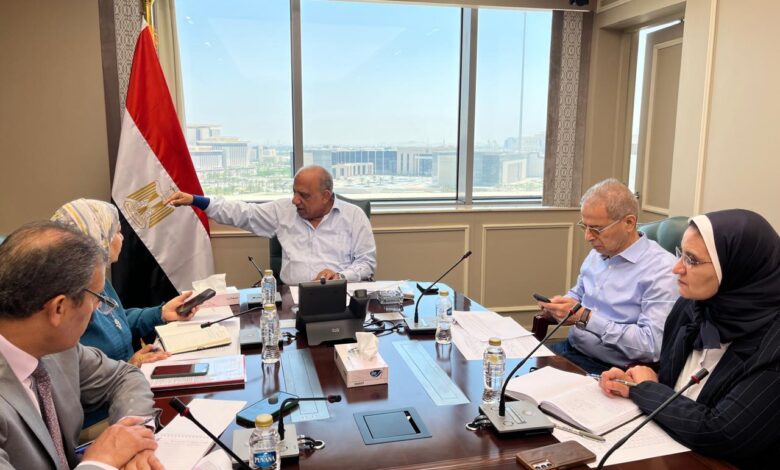 وزير الكهرباء يجتمع برؤساء الشركات ويوجه برفع درجة الاستعداد لتأمين الشبكة الموحدة وضمان استقرار التغذية الكهربائية