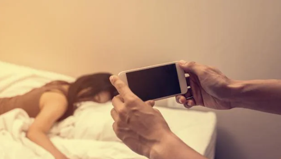 تصوير الزوجة بالمنزل بين الفتاوى والتحذيرات الشرعية