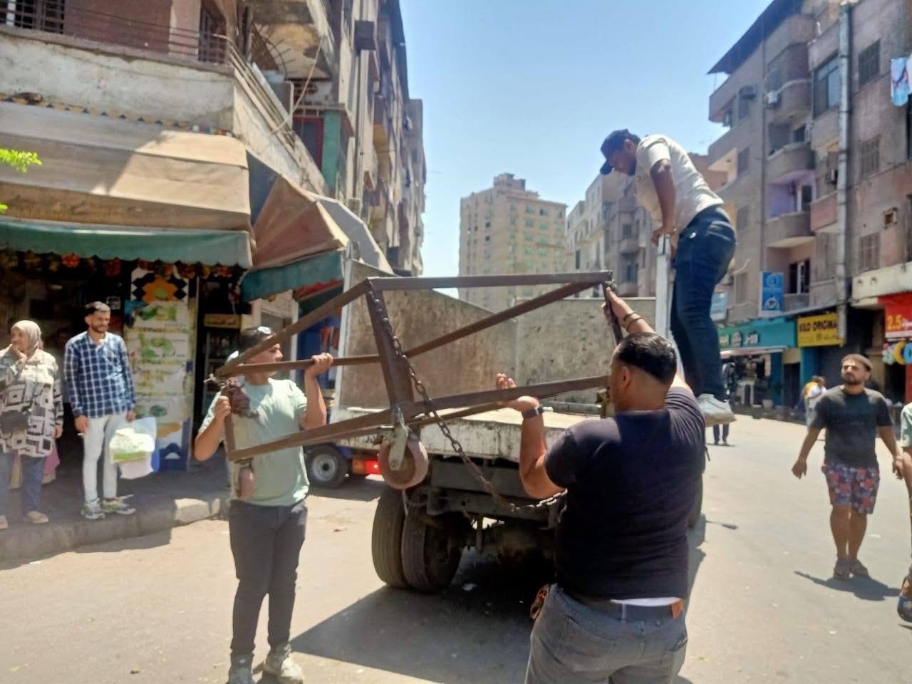 محافظة الجيزة تشن حملات لرفع إشغالات المحال التجارية والكافيهات بمختلف الأحياء