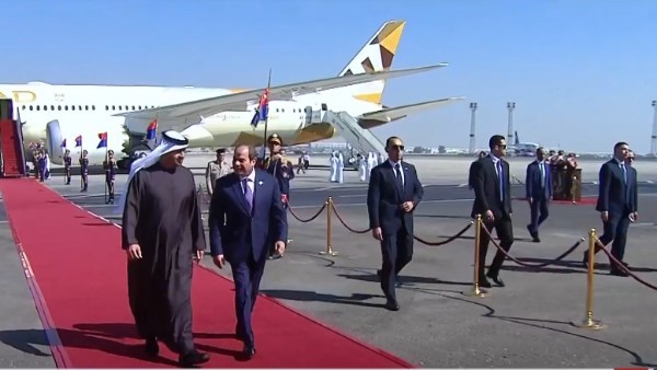 استقبال الرئيس السيسى الشيخ محمد بن زايد بمطار القاهرة.. فيديو