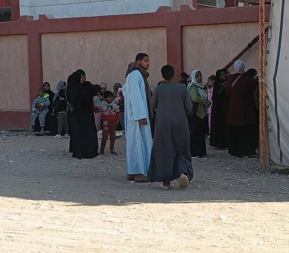 توافد الناخبين على اللجان الانتخابية بإسنا بالأقصر في اليوم الأول لإعادة انتخابات الدوائر الـ27 الملغاة