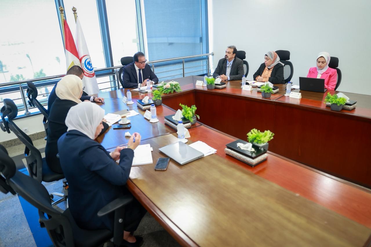 نائب رئيس مجلس الوزراء وزير الصحة  يناقش تطوير سياسات القوى البشريه و توزيعهم على المنشآت الصحية