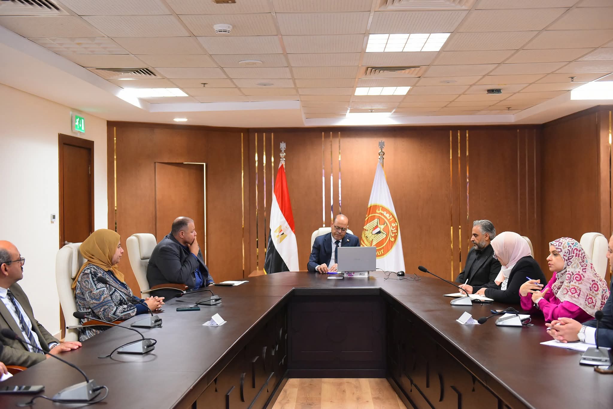 وزير العمل يوجه بزيادة التطوير والتنسيق وتقييم الأداء شهريًا لخدمة المواطنين