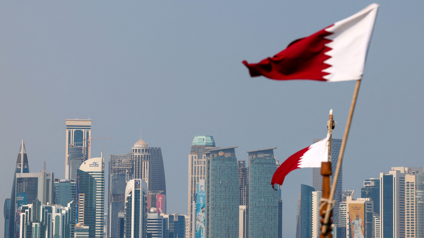 “التايمز”: قطر تسحب الأسلحة الشخصية من قيادات “حماس” في الدوحة