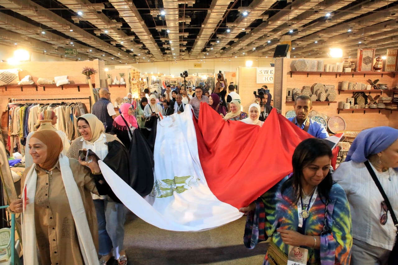 جهاز   تنمية المشروعات وشباب معرض تراثنا يحتفلون بذكرى انتصارات أكتوبر في احتفاليات رائعة مع زوار المعرض