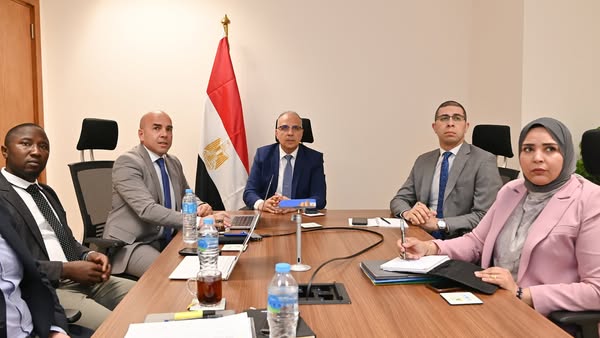 وزير الري يلتقى فريق بحثي من الجامعة الأمريكية لمناقشة التعاون المشترك في مجال “التحلية للإنتاج الكثيف للغذاء”