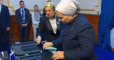 السيدة انتصار السيسى تدلى بصوتها فى انتخابات مجلس النواب
