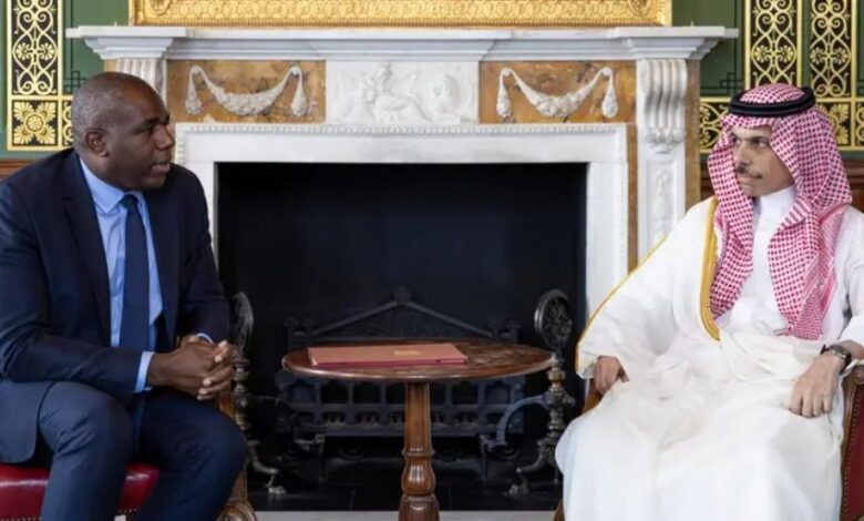 وزير الخارجية السعودي ونظيره البريطاني يبحثان آخر المستجدات في المنطقة
