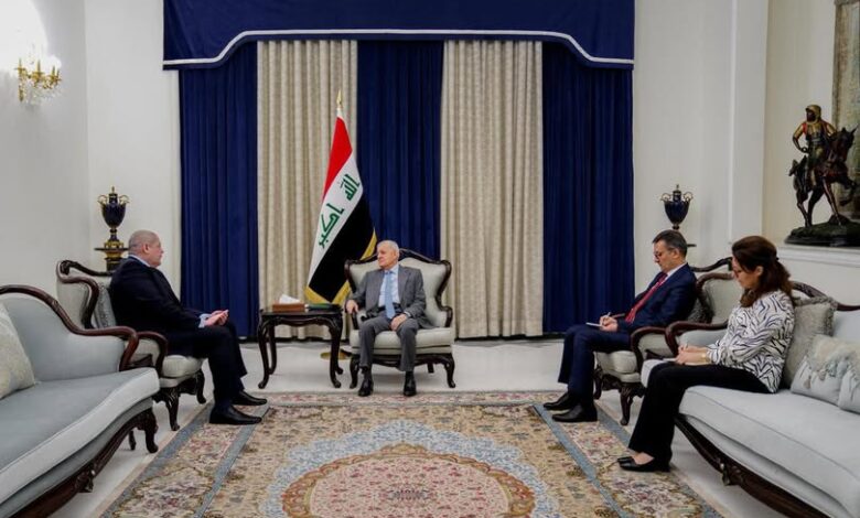 السفير المصري في بغداد يلتقي رئيس جمهورية العراق.. ويؤكد على دعم القاهرة للعلاقات الثنائية