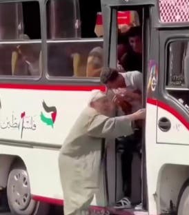 هزّ القلوب وحرك المسؤولين.. الحاج فوزي يوحّد المصريين من باب الحافلة إلى صدر الدولة