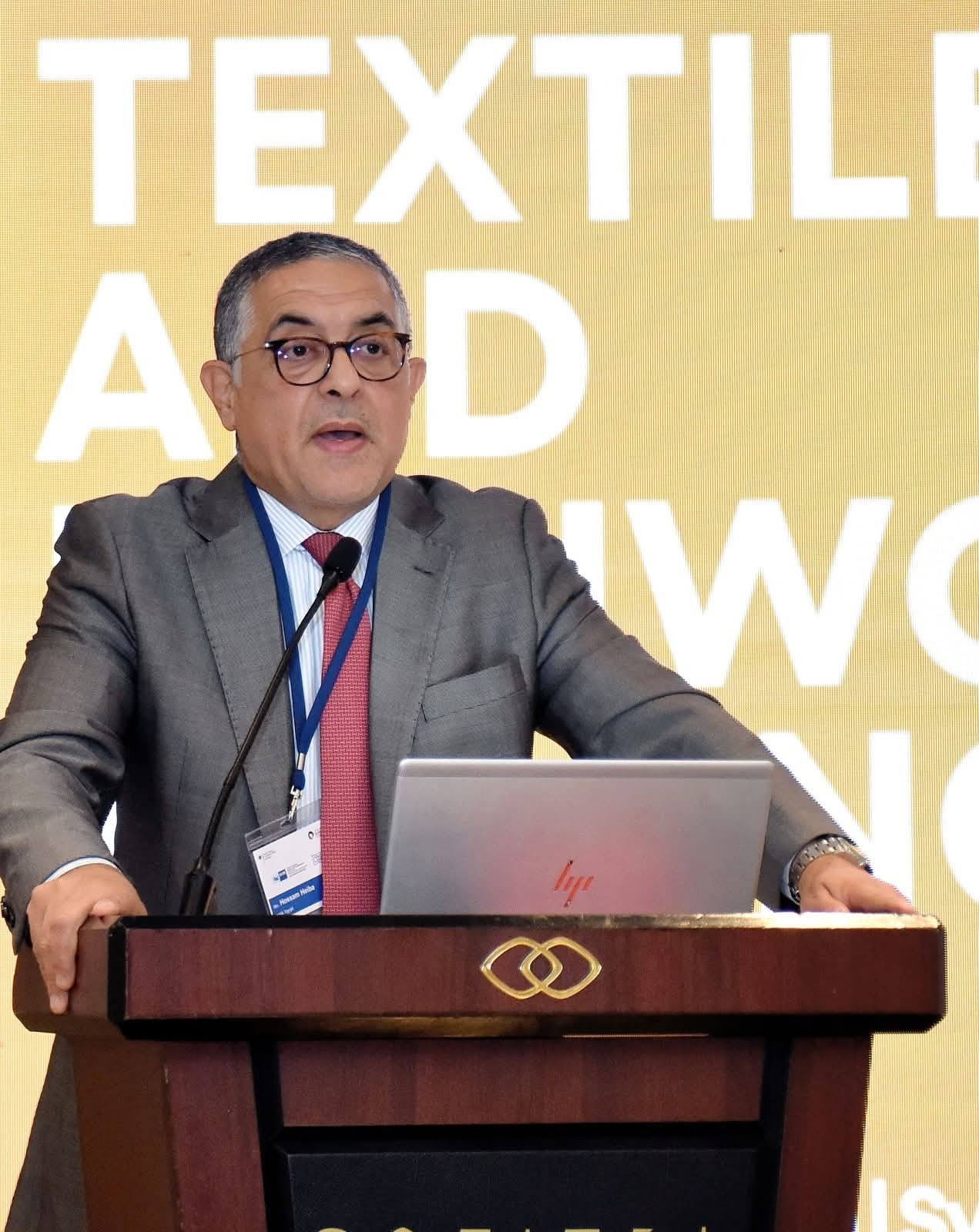 الاستثمار تدعو الشركات الألمانية لتوطين تكنولوجيا ماكينات النسيج في مصر
