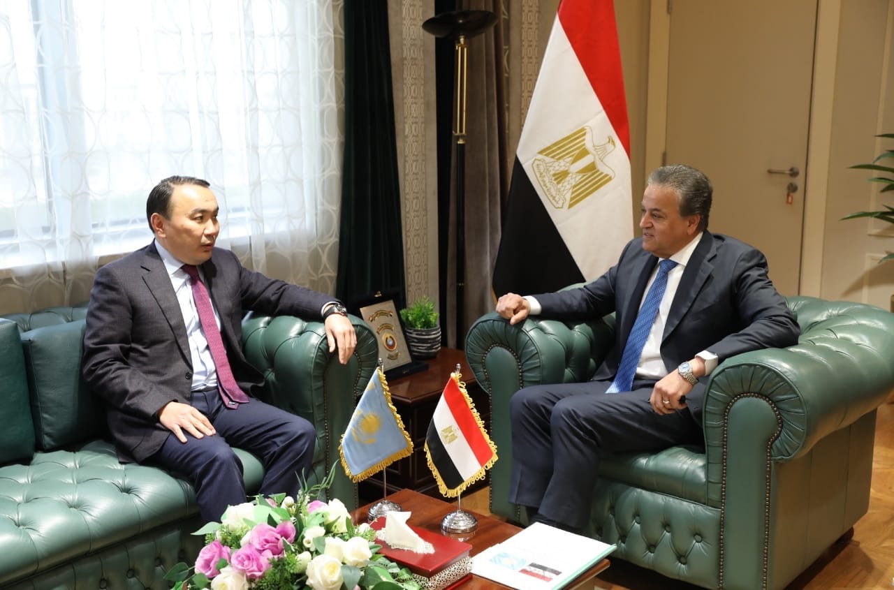 وزير الصحة يفتح باب التعاون الدوائي مع كازاخستان لتعزيز الإنتاج والتصدير