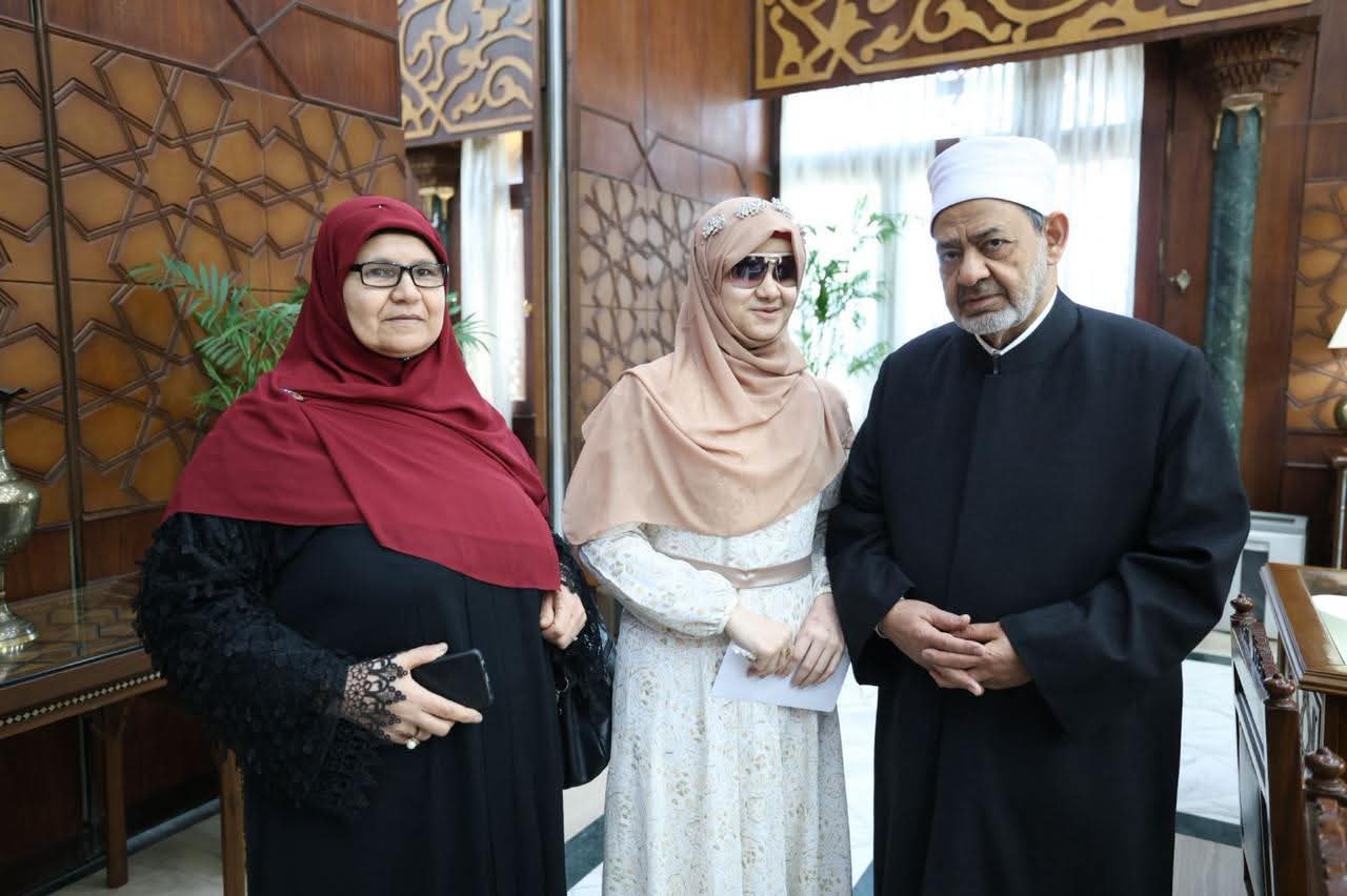 شيخ الأزهر يستقبل الطالبة مريم حافظة كتاب الله