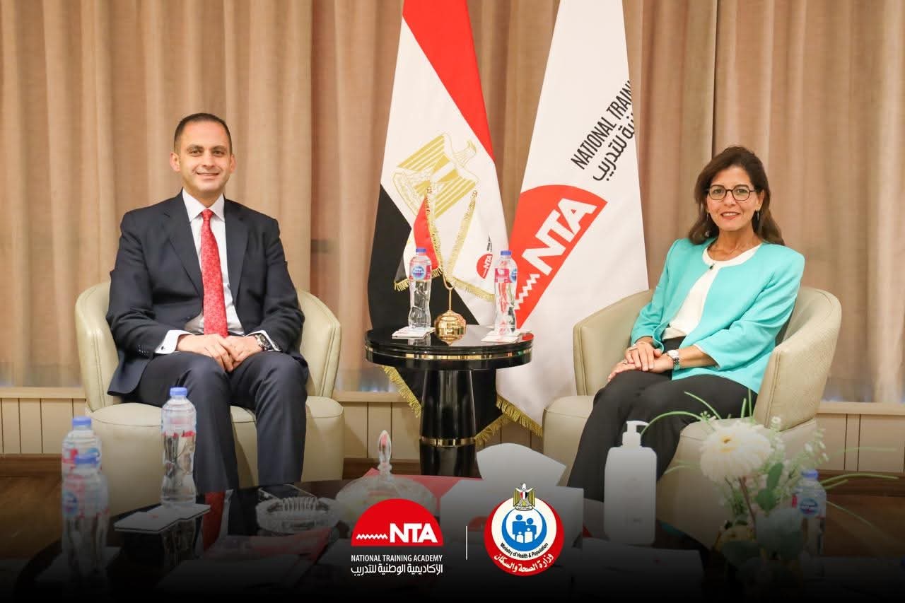 الصحة تبحث مع "الأكاديمية الوطنية للتدريب" إعداد برامج لتطوير الكوادر الطبية والإدارية
